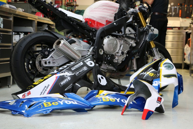 Čarman Motosport svetuje: oklepi – plastike – poliestri za športne motocikle