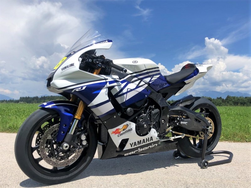 Dirkaška predelava: Yamaha YZF-R1 z vzmetenjem Öhlins, izpuhom SC Project in oklepi Carbonin