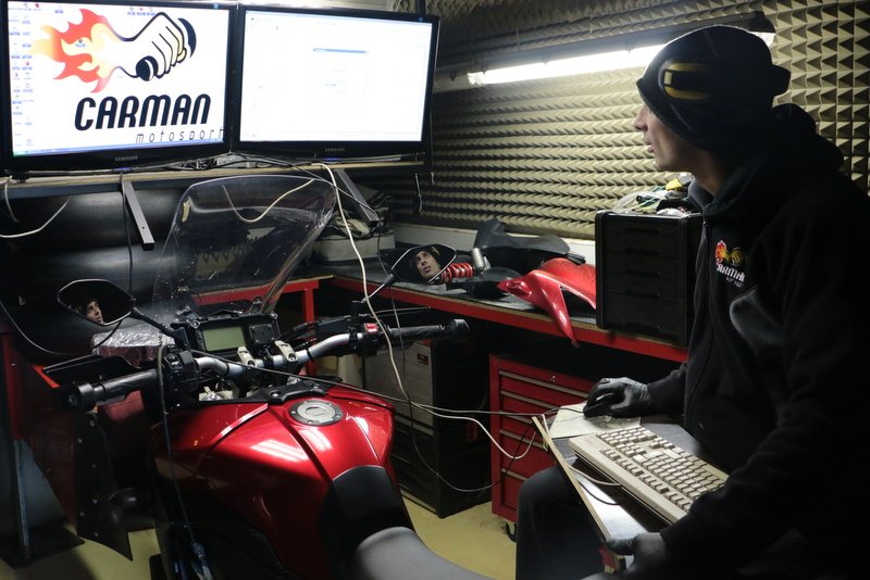Video: Kako hitra je Yamaha MT-09 Tracer? Meritev na testni mizi.