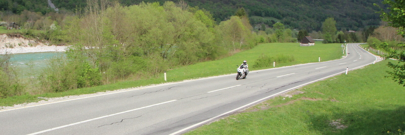 Motoristična idila v dolini reke Soče.